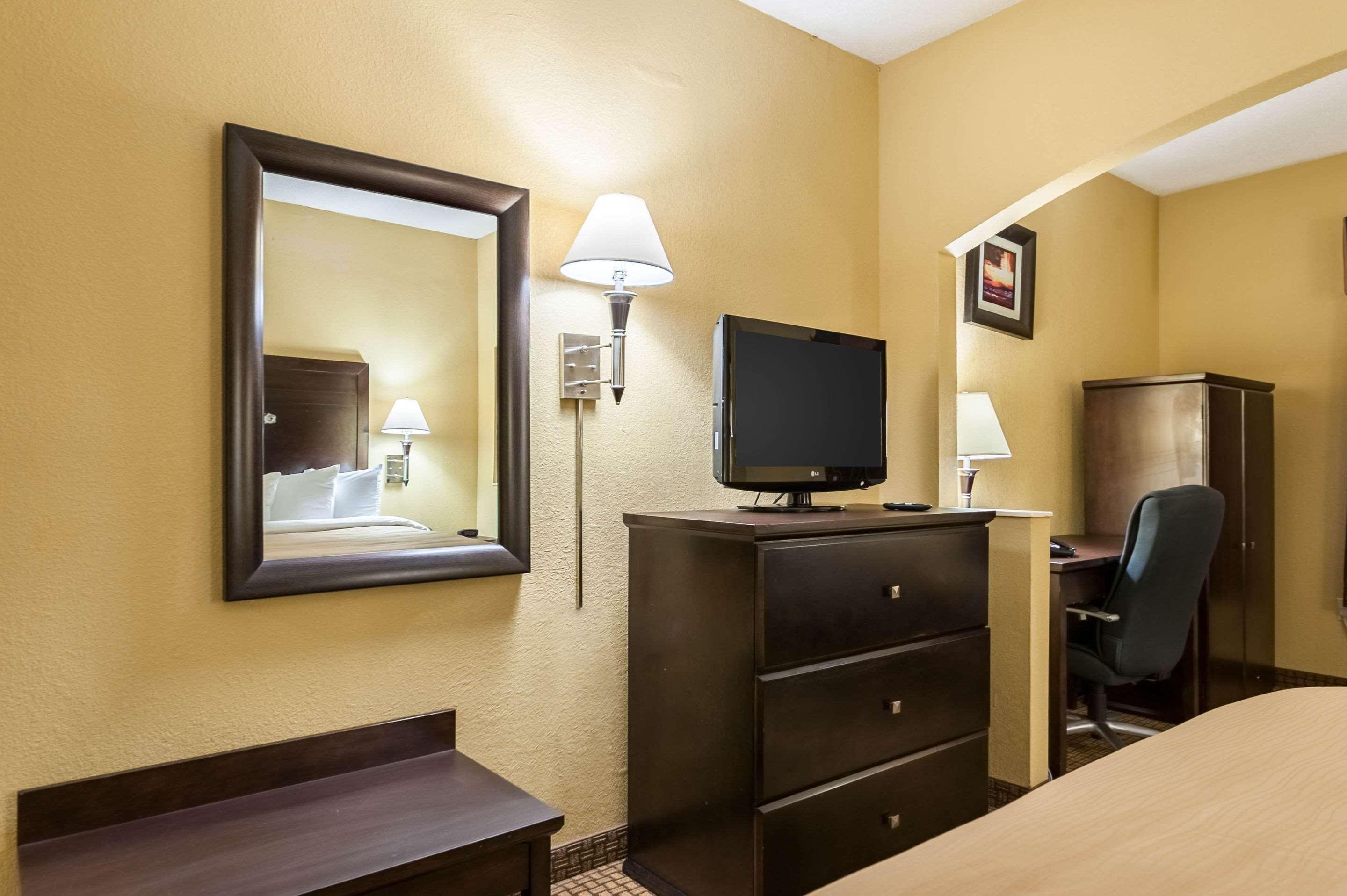 Quality Inn & Suites Lafayette Buitenkant foto